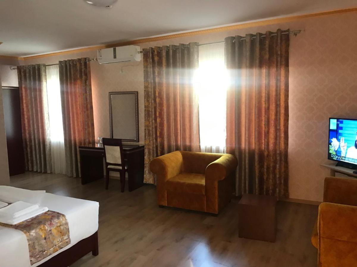 British Hotel Pogradec Esterno foto