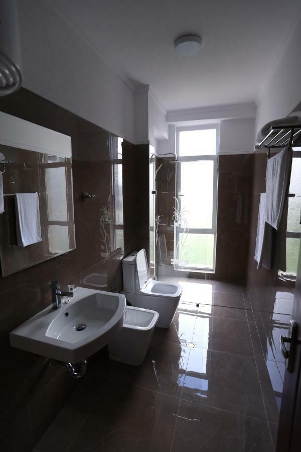 British Hotel Pogradec Esterno foto