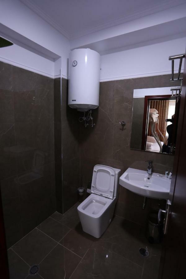 British Hotel Pogradec Esterno foto